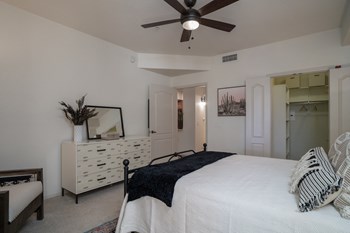 Bedroom with closet - Photo Gallery 5