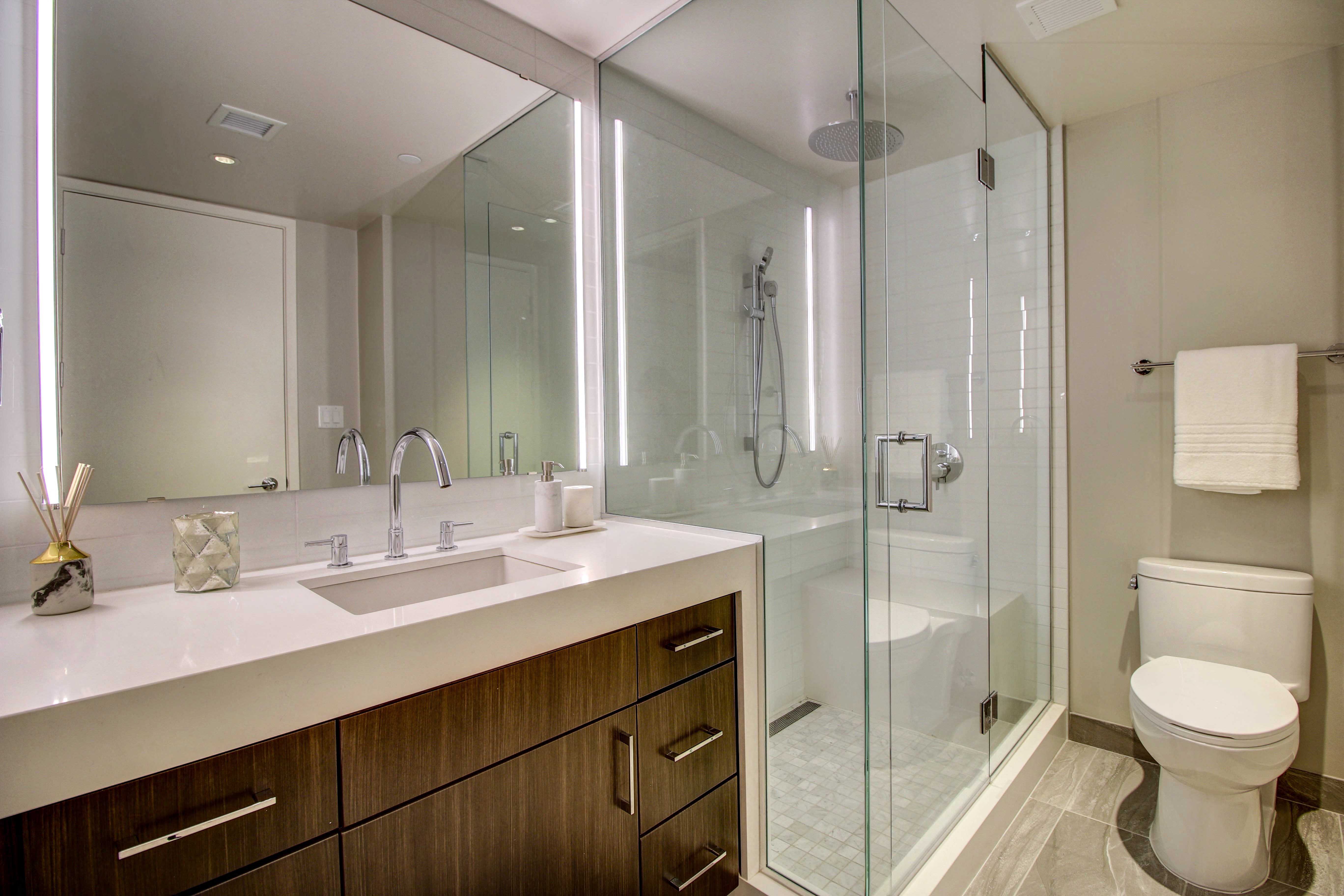 Downtown Dallas apartment full bathroom