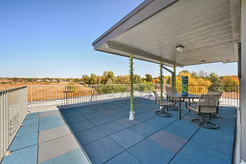 the retreat at thousand oaks covered patio with table and chairs