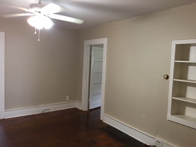 an empty room with a ceiling fan and a closet