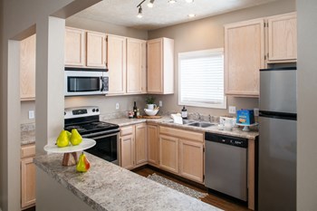 9226 Burt Street 1-3 Beds Apartment for Rent - Photo Gallery 16