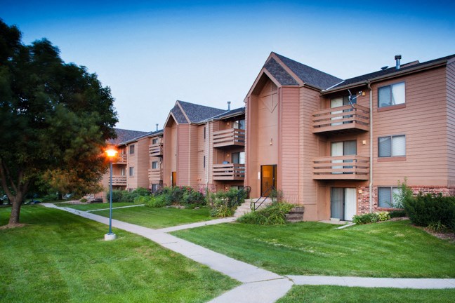 a row of town houses on a sidewalk
