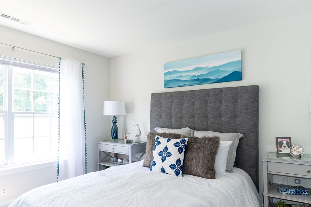 the ledges primary bedroom