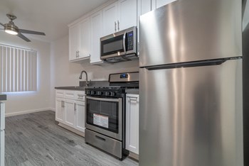 Kitchen with new appliances - Photo Gallery 4