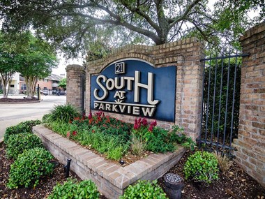 21 South Apartment Sign