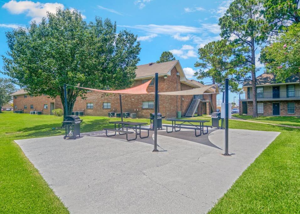 Baton Rouge apartment with picnic area
