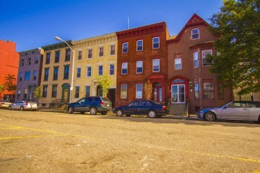 a row of cars parked in front of a building