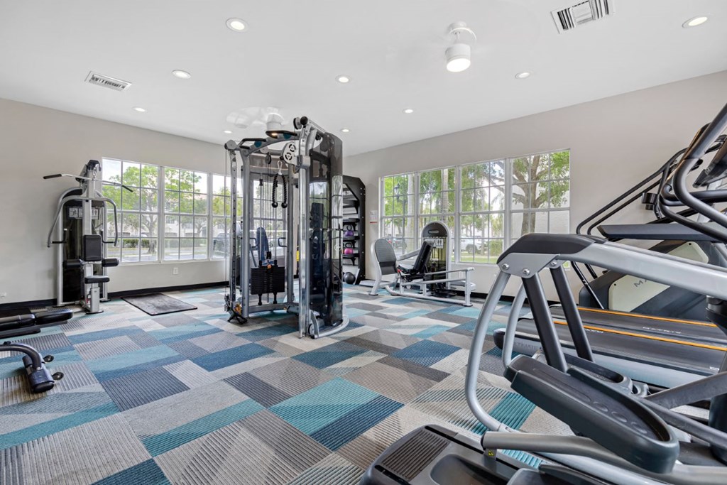 the gym at the landing at pullman apartments in pullman