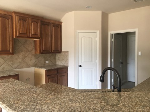 737 Macarthur Boulevard 4 Beds Apartment for Rent