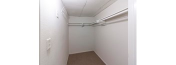 1 Bed 1 Bath w/Walk-In Closet (1st Fl)