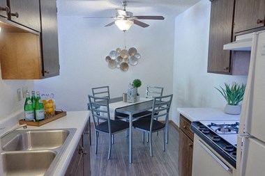 Kitchen And Dining Area at Grandview Terrace Apartments, Minnesota, 55404 - Photo Gallery 5