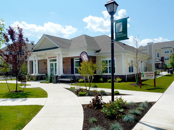 a building with a sidewalk in front of it and a street light