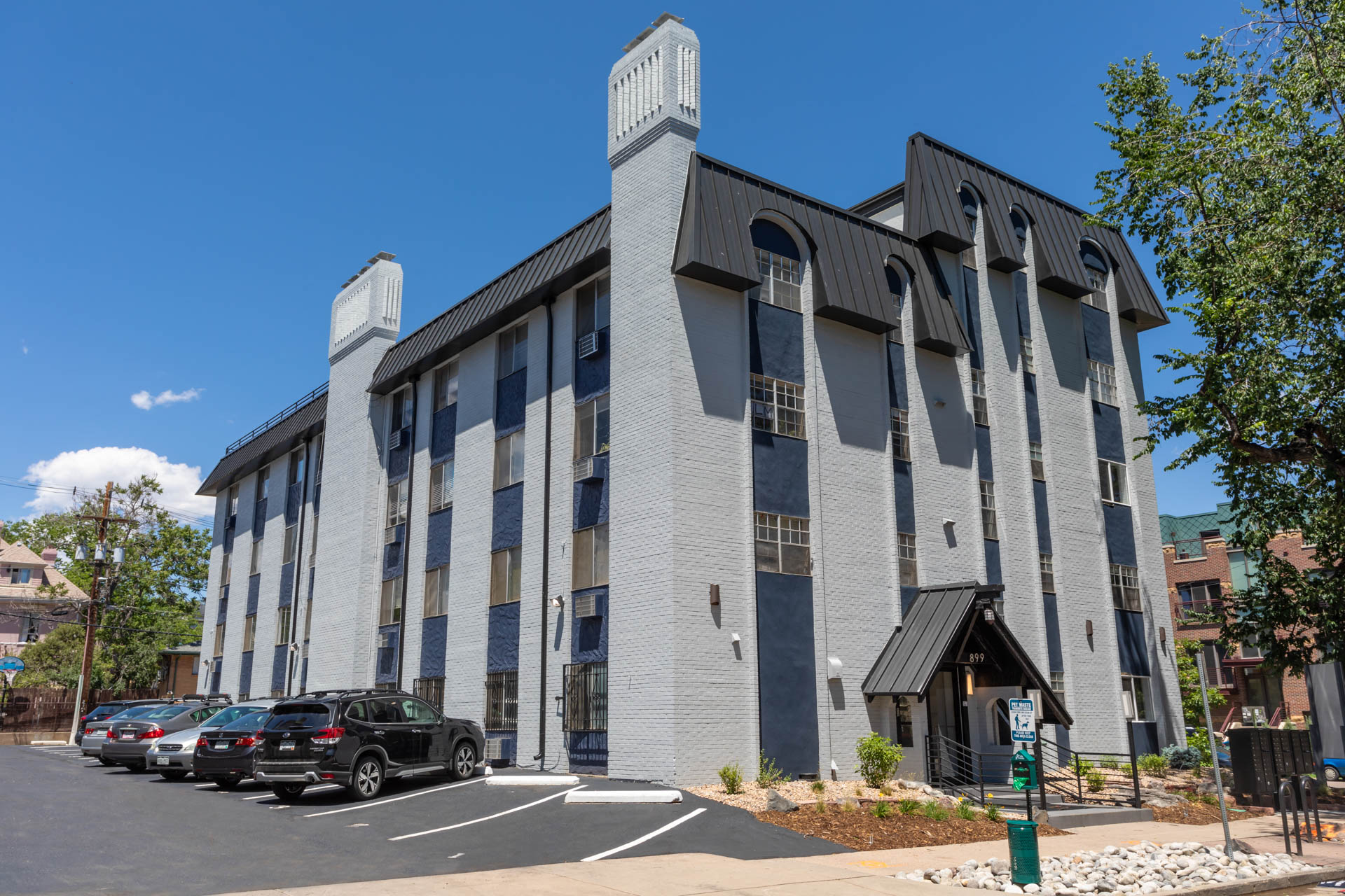 the building in which the hotel is located