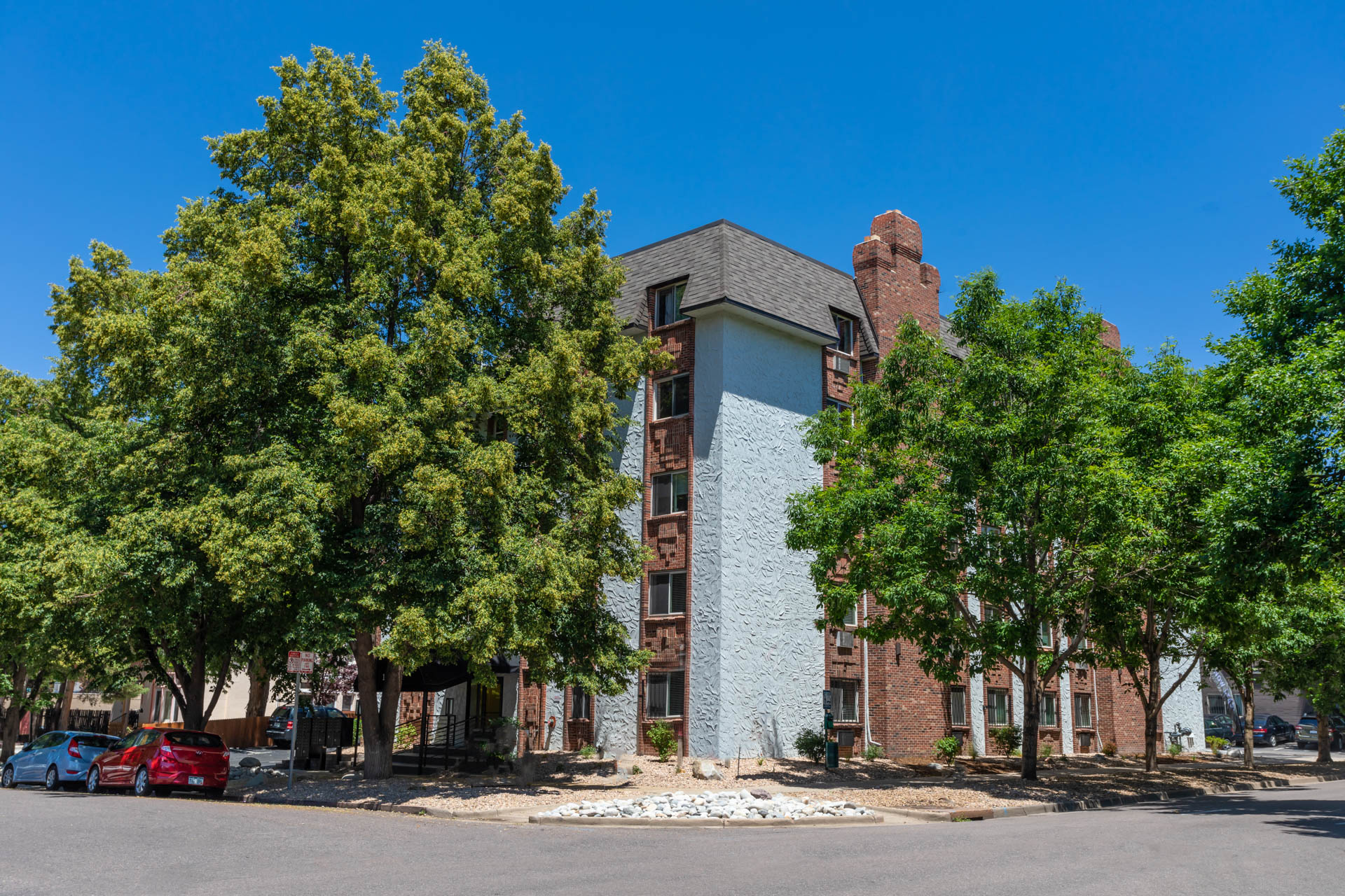 the building in which the hotel is located