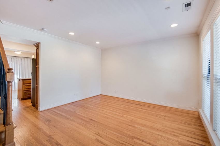 4000 Oak Street 1-2 Beds Apartment, Townhouse for Rent - Photo Gallery