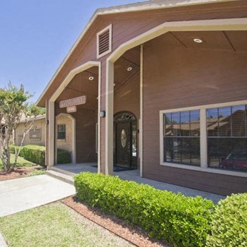 Courtyard With Garden Courtyard With Garden at Pleasant Creek Apartments, Texas - Photo Gallery 5