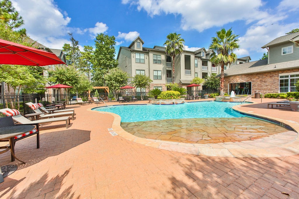our apartments offer a swimming pool and a patio with umbrellas