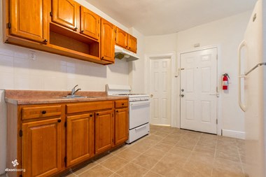 138 Woodlawn Avenue 2 Beds Apartment for Rent