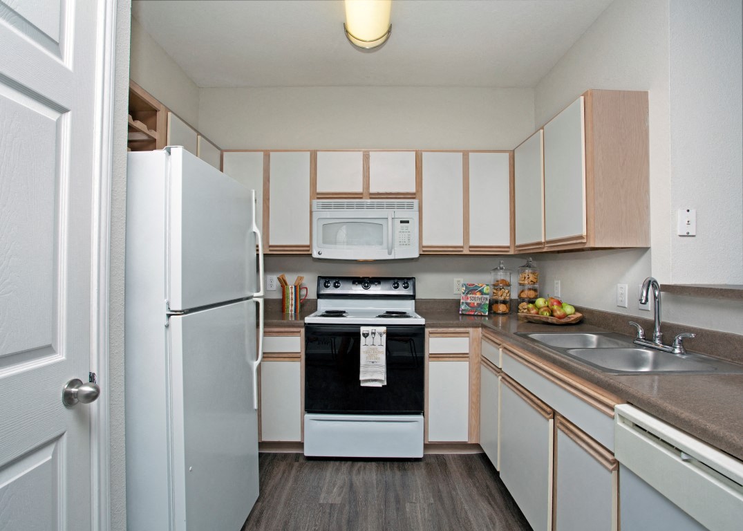 Fully-Equipped Kitchen at Saddle Creek Apartments, Texas, 78748