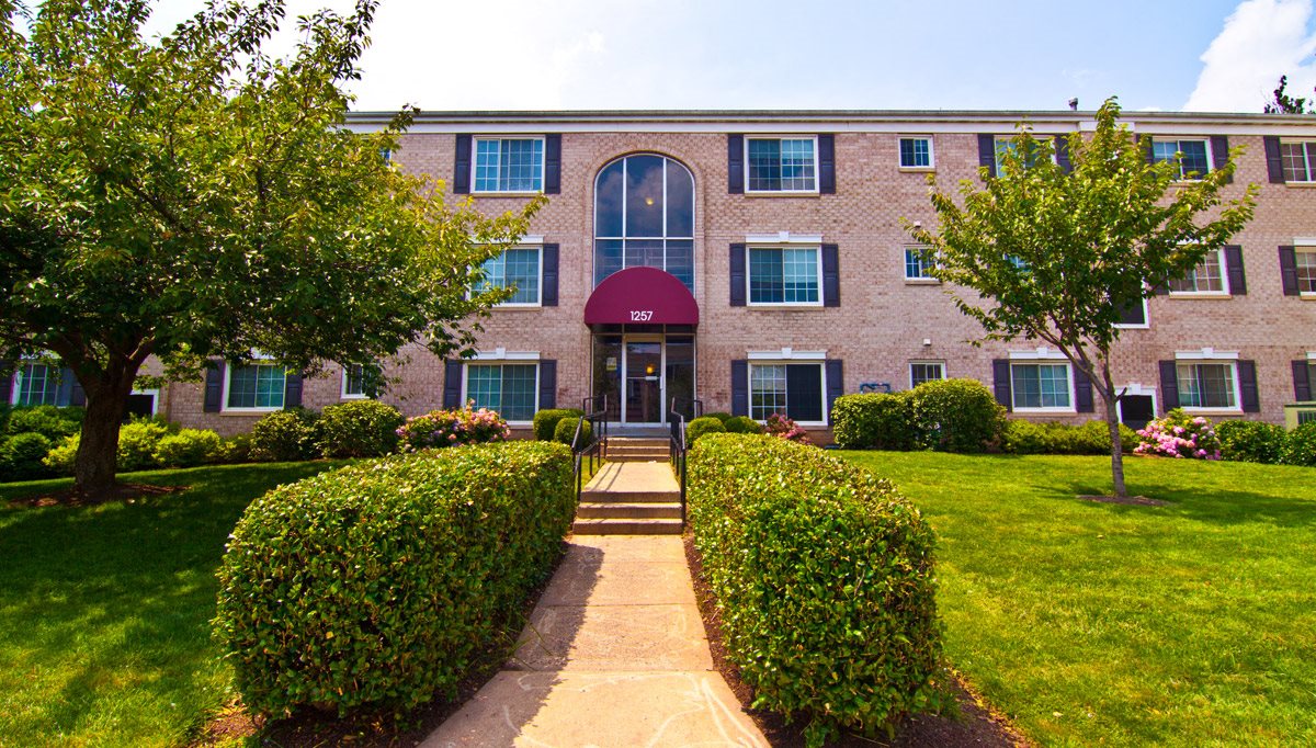 Dulles Glen Apartments in Herndon, VA located in northern VA about 25