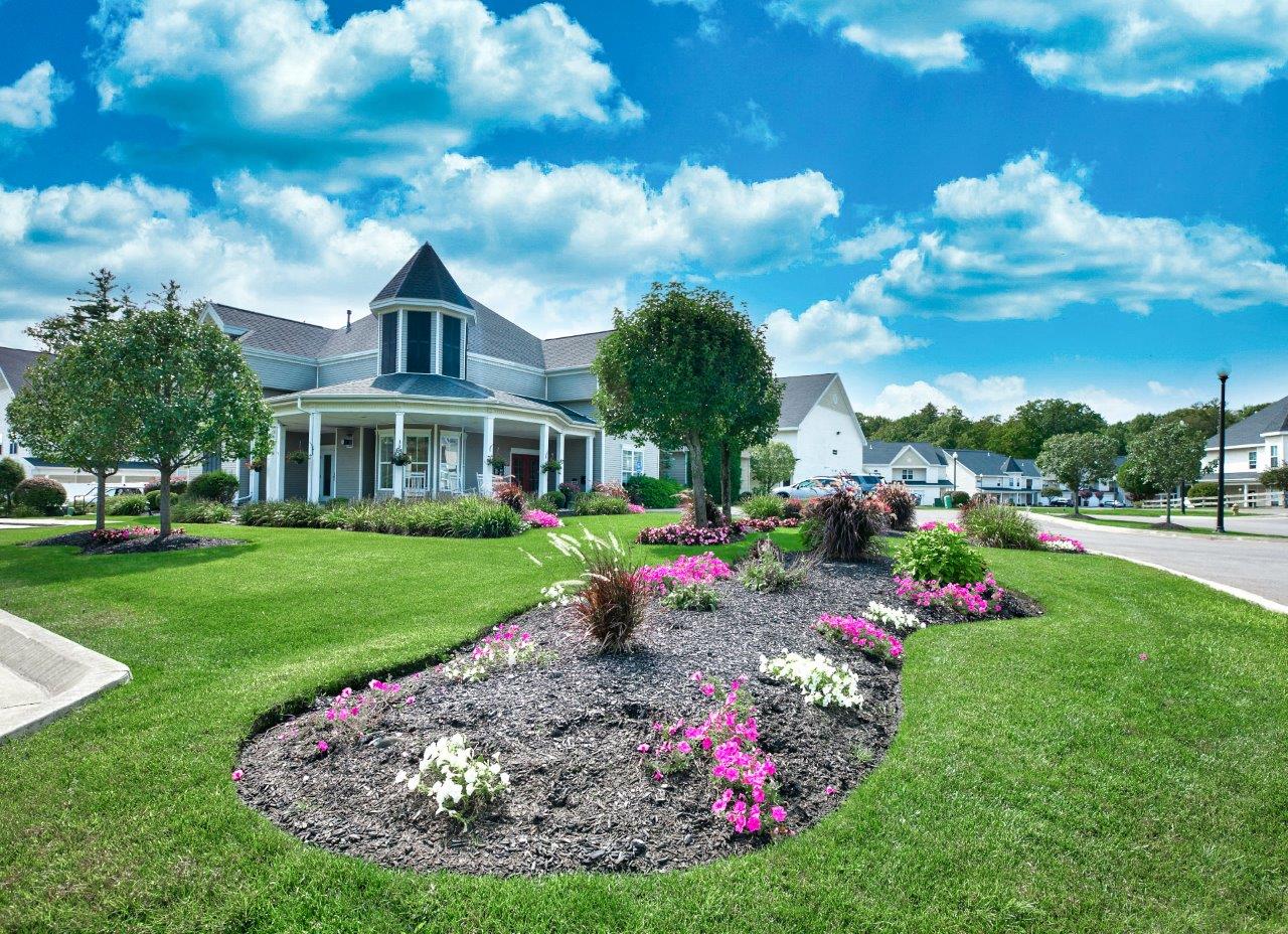 Leasing Office Exterior at Mansions at Delmar, Delmar, 12054