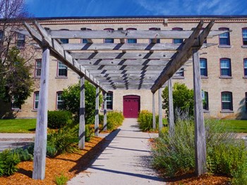 115 Perry Street 1-2 Beds Apartment, Townhouse for Rent - Photo Gallery 3