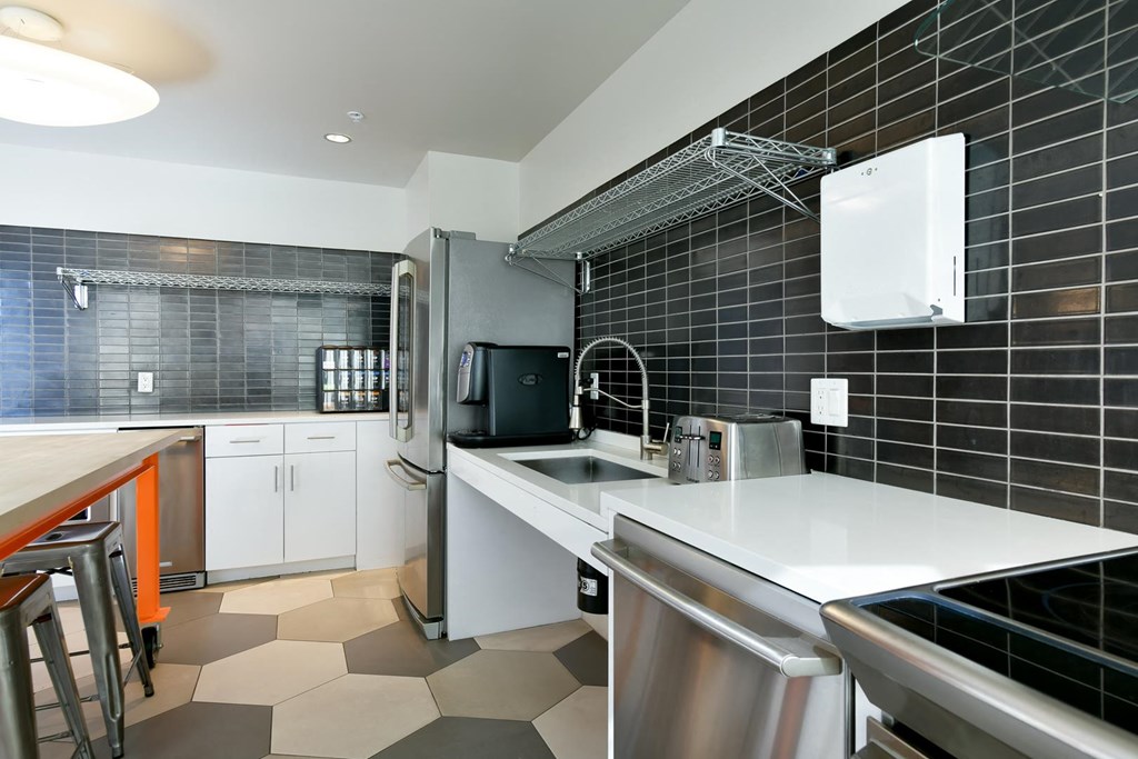 Fully Equipped Eat-In Kitchen at Venn Apartments, California, 94102