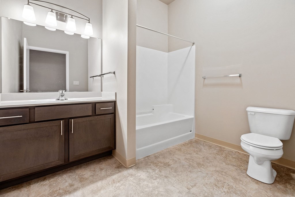 the retreat at thousand oaks bathroom with toilet sink and shower