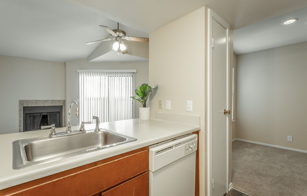 Kitchen at Creekstone Apartment homes in Nashville, TN