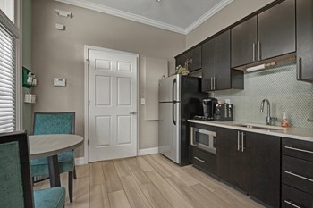 Kitchen and kitchen table with two chairs - Photo Gallery 4