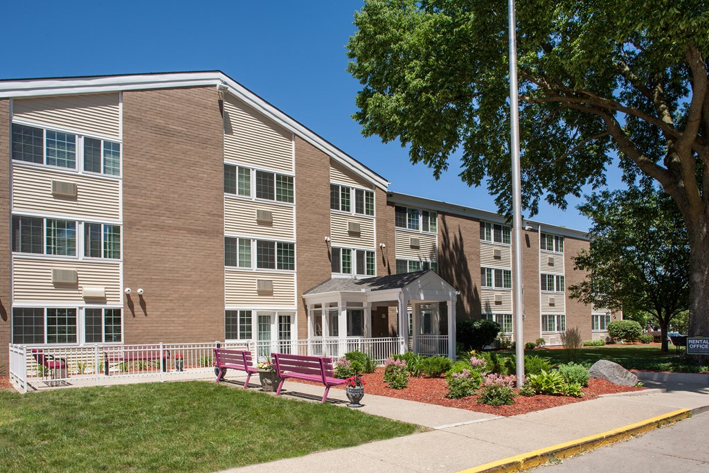 a large building with benches in front of it