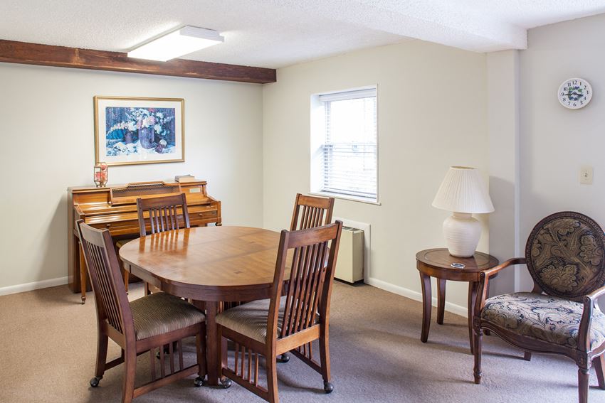 556 S. Maple St 1 Bed Apartment, Affordable for Rent - Photo Gallery