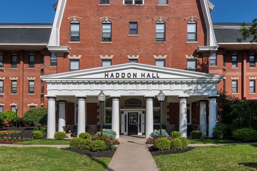 the building in which the hotel is located