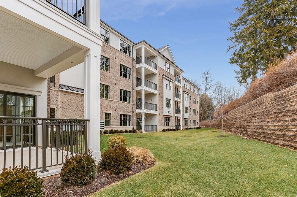 the preserve at ballantyne commons yard and apartment buildings