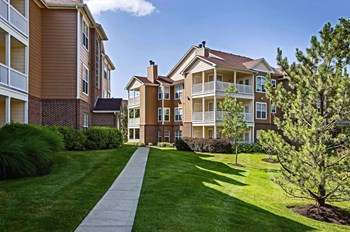 Indianapolis Apartment Castle Creek greenspace - Photo Gallery 4