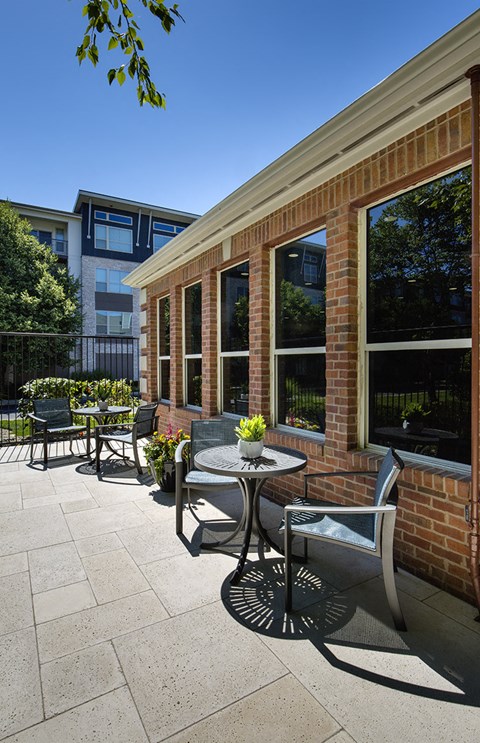 Indianapolis Lake Clearwater Apartments outdoor cafe tables