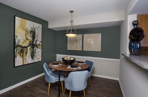 Indianapolis The Lakes Apartments dining area