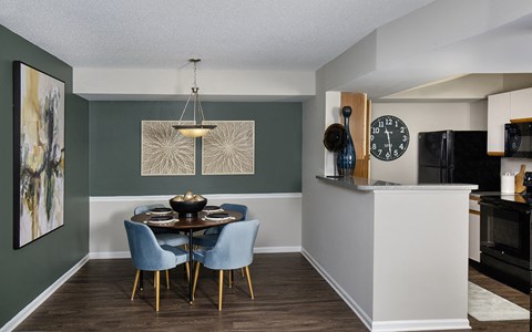 Indianapolis The Lakes Apartments dining area