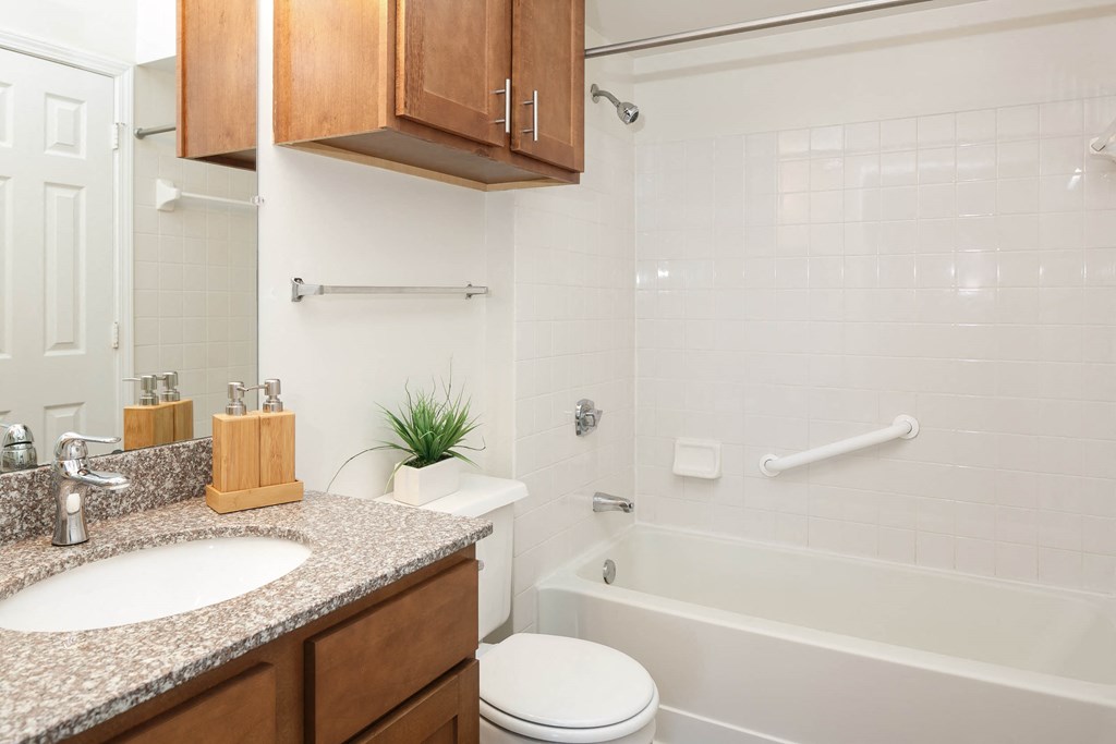 Indianapolis The Lakes Apartments bathroom