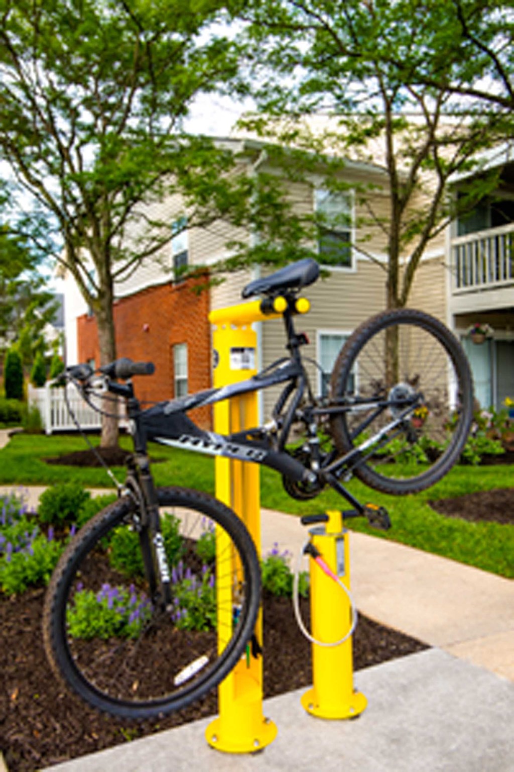 Indianapolis The Lakes Apartments bike repair station