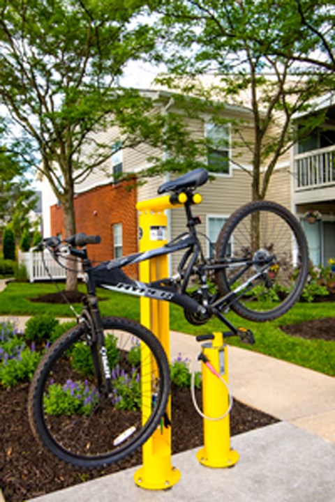 Indianapolis The Lakes Apartments bike repair station