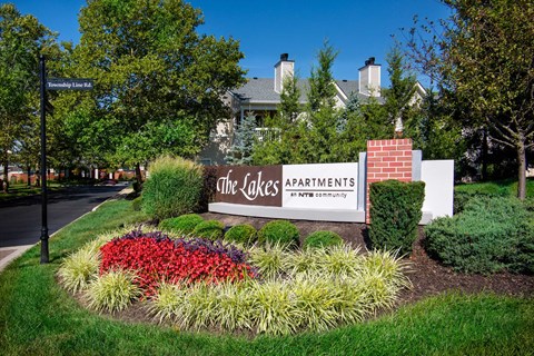 Indianapolis The Lakes Apartments community entrance sign