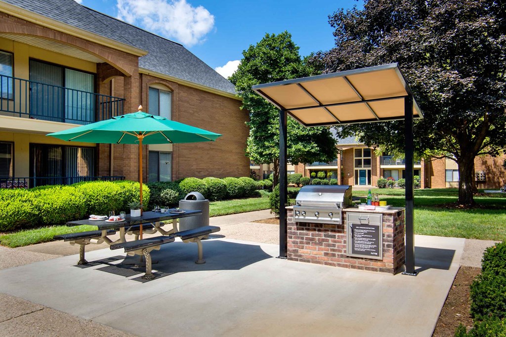 Hurstbourne Grand Apartments Louisville outdoor chef's kitchen and lounge area