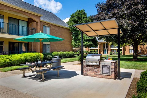 Hurstbourne Grand Apartments Louisville outdoor chef's kitchen and lounge area