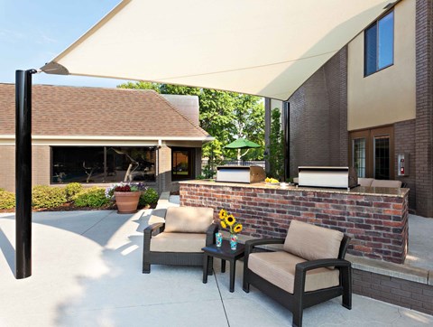 Hurstbourne Grand Apartments Louisville outdoor grills and lounge area
