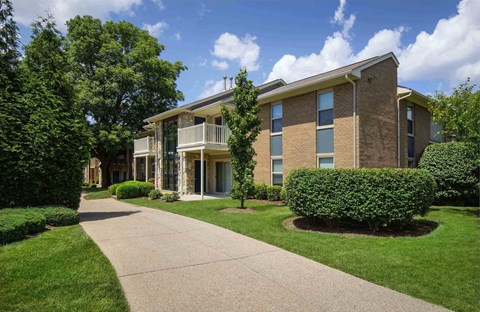 Louisville Plainview Apartments beautifully maintained grounds with lush landscaping