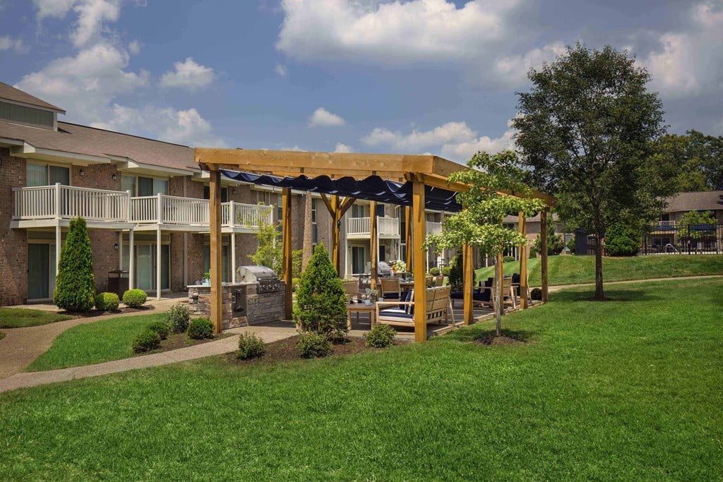 Louisville Plainview Apartments beautifully maintained grounds with lush landscaping