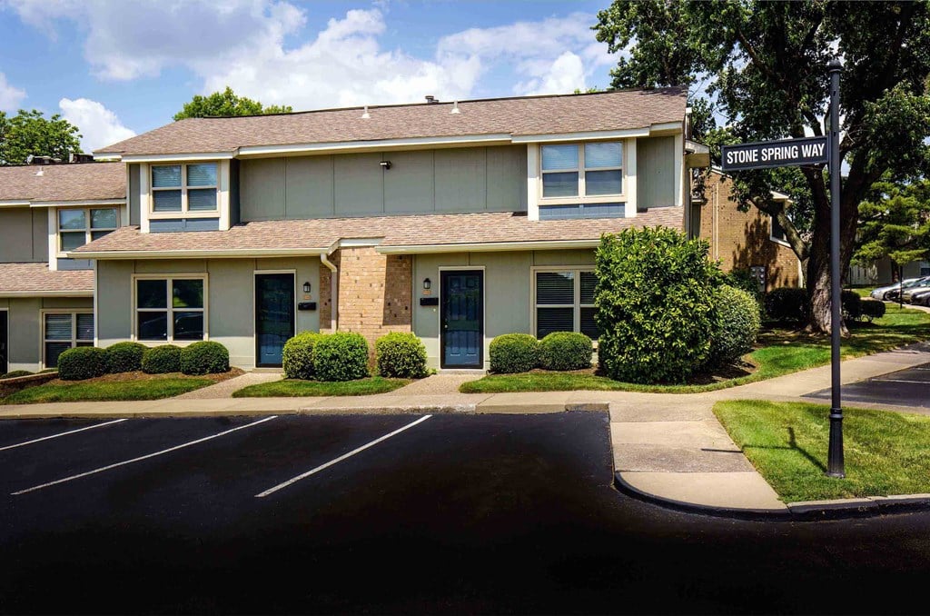 Louisville Plainview Apartments building exteriors with convenient parking