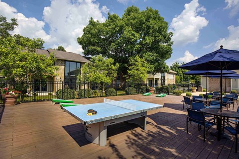 Louisville Plainview Apartments outdoor recreation space with ping pong and cornhole