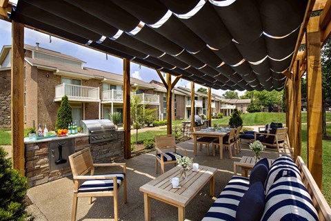 Louisville Plainview Apartments outdoor chef's kitchen and lounge area